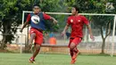 Peman Persija, Ramdani Lestaluhu (kiri) berebut bola saat latihan di Lapangan Sutasoma, Halim Perdanakusuma, Jakarta, Jumat (29/12). Latihan ini persiapan jelang laga musim kompetisi 2018. (Liputan6.com/Helmi Fithriansyah)