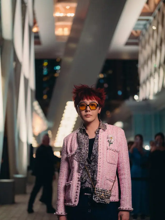 King is Back! Gaya Nyentrik G-Dragon dengan Pink Blazer dan Rambut Messy di CHANEL Cruise 2024/25 Show