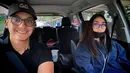 Saat mengunjungi Khayra Shakilla di Singapura, Gunawan selalu menemani si bungsu kemanapun pergi. (FOTO: instagram.com/gunawan_sudrajat_real/)