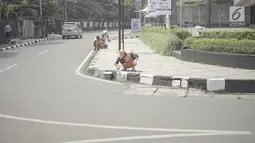Petugas PPSU mengecat trotoar ruas jalan di kawasan Kemang, Jakarta, Minggu (12/5/2019). Rencana pembangunan fisik penataan ruang jalan atau pedestrian kawasan Kemang akan dimulai pada akhir Mei 2019 dengan tujuan menjadikan kawasan tersebut sebagai objek wisata. (Liputan6.com/Immanuel Antonius)