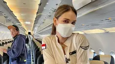 Luna Maya pun tak lupa untuk selalu memberikan senyuman meski mengenakan masker. (FOTO: instagram.com/pramugarisuperairjet)
