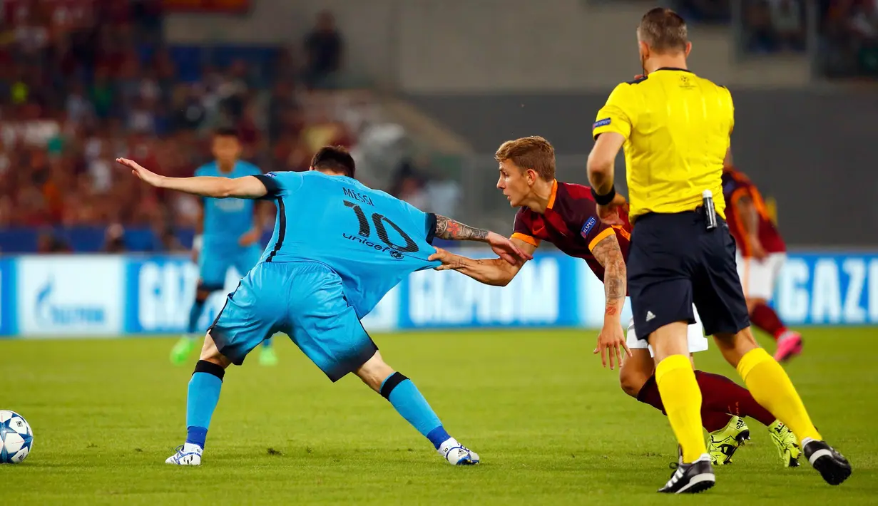 Duel panas terjadi pada laga perdana Grup E Liga Champions antara AS Roma dengan Barcelona di Olimpico Stadium (17/9/2015). Barcelona menahan imbang tuan rumah AS Roma dengan skor 1-1. (REUTERS/Tony Gentile)