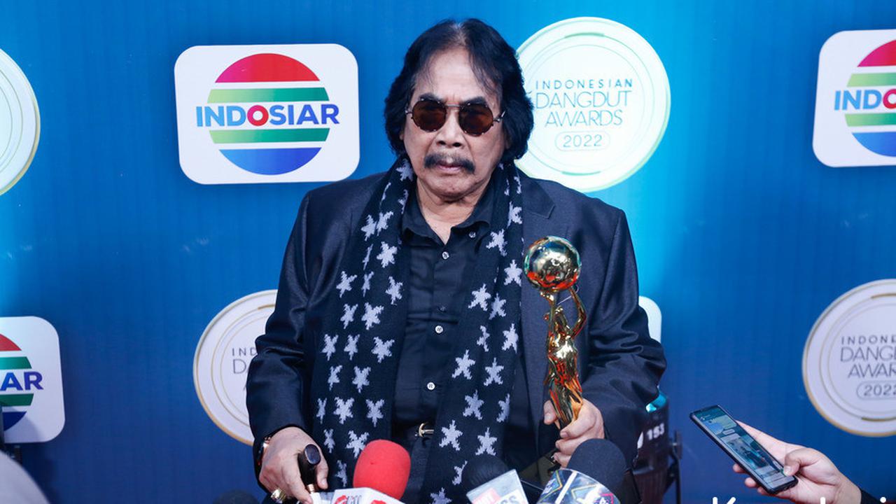 9 Potret Jaja Miharja Tetap Terima Job Manggung, Masih Mau Nyanyi Meski Pakai Tongkat
