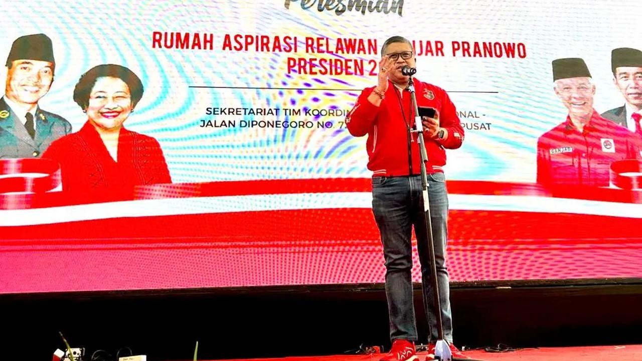 Sekali lagi terkait reshuffle kabinet, Hasto menegaskan PDI Perjuangan menyerahkan sepenuhnya kepada Presiden Jokowi. Apakah mau dilakukan atau tidak itu akan menentukan efektivitas pemerintahan sampai menyelesaikan tugasnya.