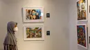 Pengunjung menyaksikan karya lukis yang bertajuk 'Membangun Harmoni' di Museum Basoeki Abdullah, Jakarta, Sabtu (18/12/2021). 'Membangun Harmoni' tersebut merupakan hasil karya lomba dari pelajar di tingkat SD, SMP, hingga SMA. (Liputan6.com/Herman Zakharia)