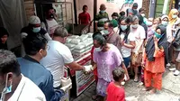 Relawan Warung Medan Peduli menggelar aksi sosial di Kampung Sejahtera, Kelurahan Petisah Tengah, Kecamatan Medan Petisah