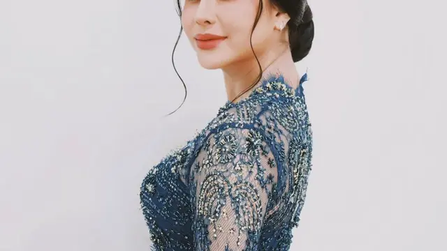 Penampilan Awkarin Dampingi Ayahanda dalam Pelantikan Jabatan Baru, Anggun Berkebaya Navy  (credit: instagram.com/narinkovi