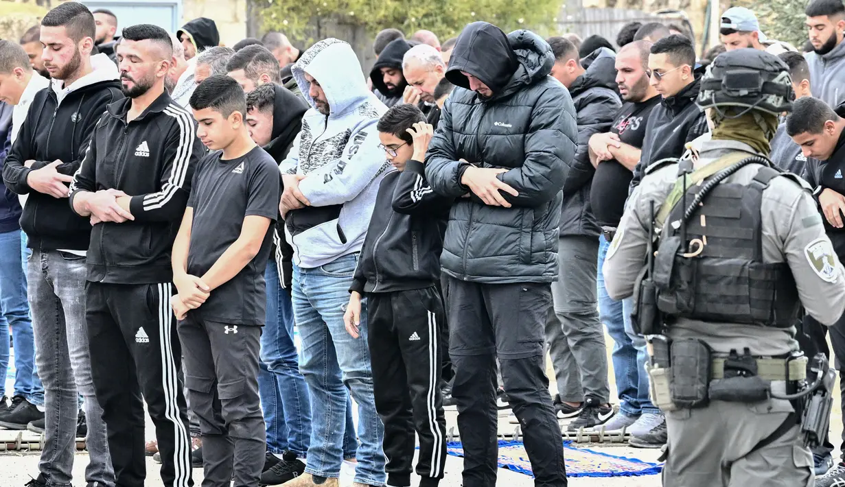 Pasukan keamanan Israel berjaga-jaga saat umat Muslim Palestina berkumpul untuk salat Jumat di Yerusalem Timur pada 29 Desember 2023. (Alberto PIZZOLI/AFP)