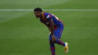 Ansu Fati tampak memegangi lutut karena kesakitan di pertandingan Barcelona vs Real Betis di Camp Nou, Minggu (8/11/2020) (AP)