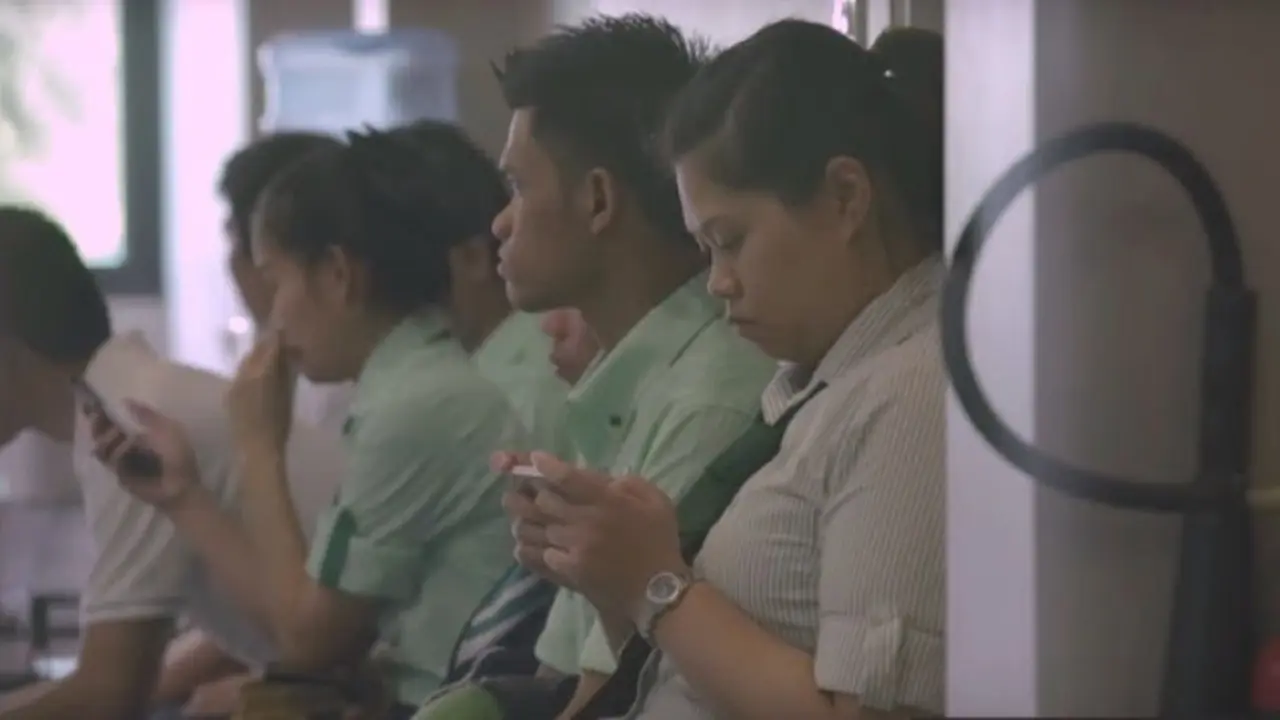 Para Pekerja Ini Menangis Jawab Pertanyaan Tentang Ibunya