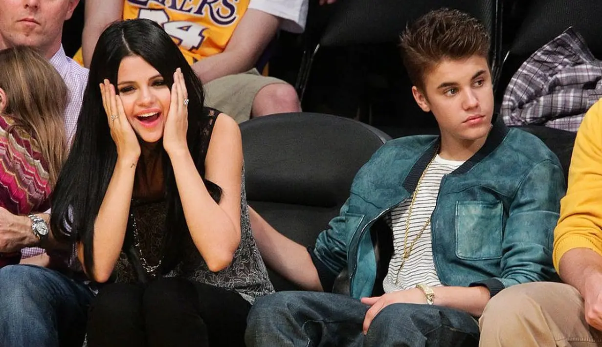 Namun di sisi lain hal itu membingungkan karena Selena tak ingin kembali padanya. (NME)