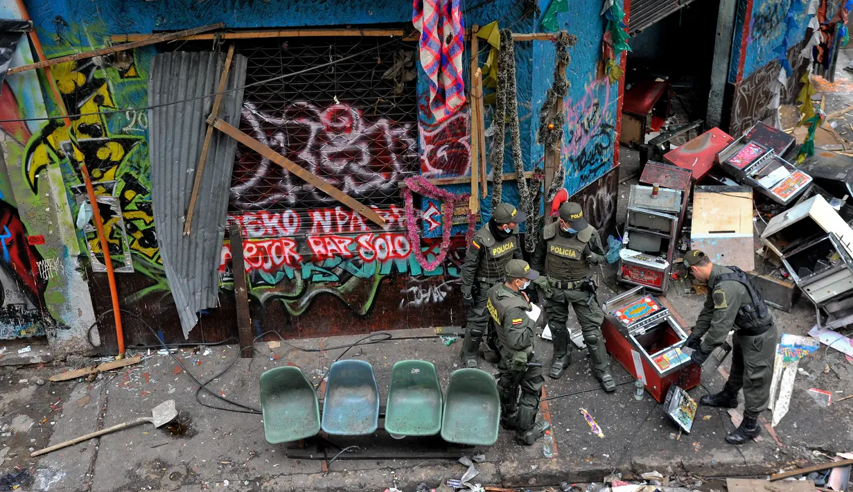 Sejumlah petugas saat menggerebek kampung narkoba dan prostitusi The Bronx di Bogota, Kolombia (1/6). Kepolisian dan kejaksaan Kolombia menggelar razia besar-besaran di wilayah The Bronx. (AFP PHOTO/Guillermo LEGARIA)