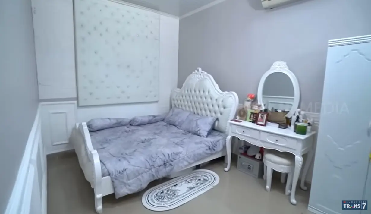 Kamar tidur yang biasa digunakan Boiyen beristirahat. Meski tidak luas, tapi tampak sangat nyaman. Ada meja rias yang juga untuk menempatkan koleksi foto dan juga beberapa pewangi. [Youtube/TRANS7 OFFICIAL]