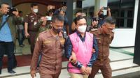 Tersangka K, Kepala Desa Karyasari, Kecamatan Cibalong, Garut, hanya tertunduk malu setelah diringkus petugas Kejari Garut, dalam dugaan korupsi sejumlah dana desa (DD).(Liputan6.com/Jayadi Supriadin)