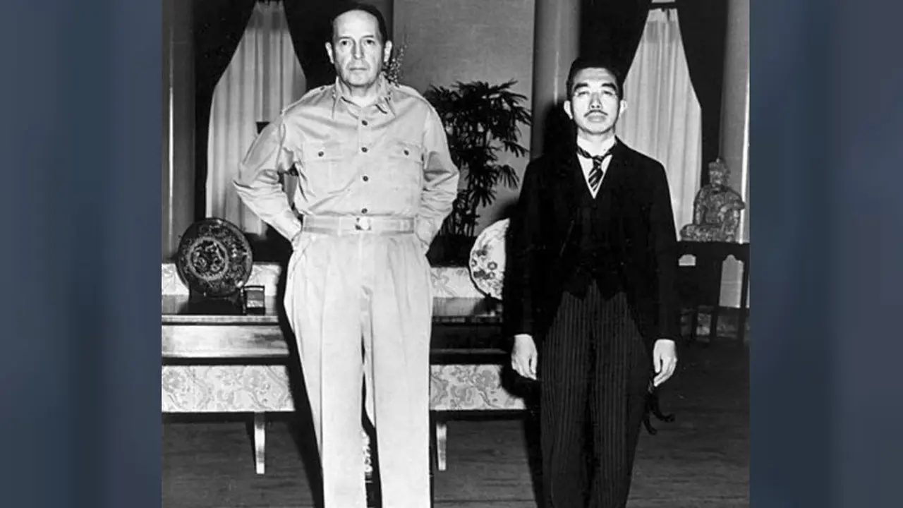 Pertemuan Jenderal AS Douglas MacArthur dan Kaisar Jepang Hirohito (Wikimedia Commons/Public Domain/Lt. Gaetano Faillace)