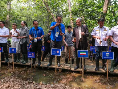 Wakil Ketua LOC Piala Dunia FIBA 2023, Agus Antares Mauro (tengah) berbincang dengan Duta Besar Iran untuk Indonesia, Mahdi Rounagh (kanan) saat acara&nbsp;penanaman bakau "Kick-off Dribbling Towards Sustainbility FIBA Basketball World Cup 2023" di Kawasan Ekowisata Mangrove PIK, Jakarta, Selasa (22/08/2023). (Bola.com/Bagaskara Lazuardi)