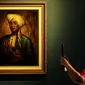 Pengunjung mengambil gambar dari lukisan Basuki Abdullah dengan gambar Pangeran Diponegoro di Galeri Nasional, Jakarta, Senin (1/8). Pameran bertajuk 17|71 Goresan Juang Kemerdekaan itu menampilkan 28 koleksi istana. (Liputan6.com/Gempur M Surya)