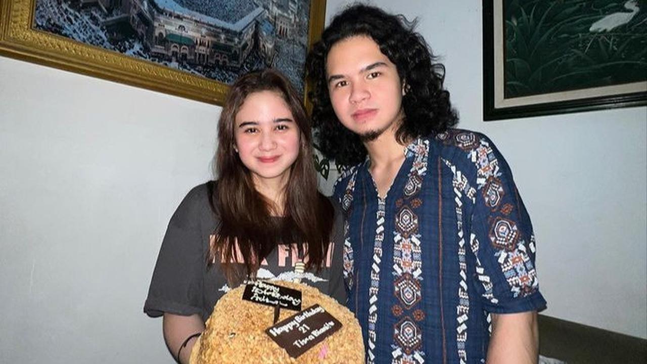 Dul Jaelani mengunggah foto kebersamaan dengan Tissa Biani. Dul menuliskan kata-kata romantis buat Tissa.