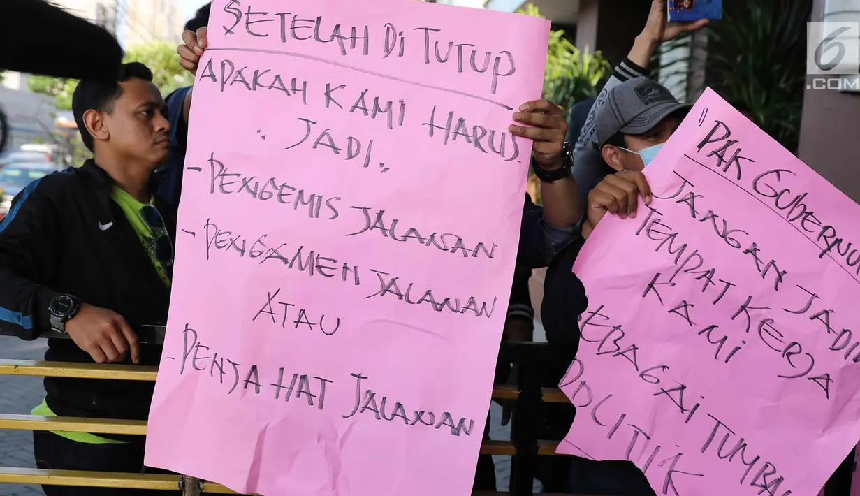 Karyawan Hotel Alexis memprotes penyegelan yang dilakukan Satpol PP di Jakarta Utara, Kamis (29/3). Penutupan terkait kasus dugaan adanya praktek prostitusi dan perdagangan manusia di hotel tersebut. (Liputan6.com/Immanuel Antonius)