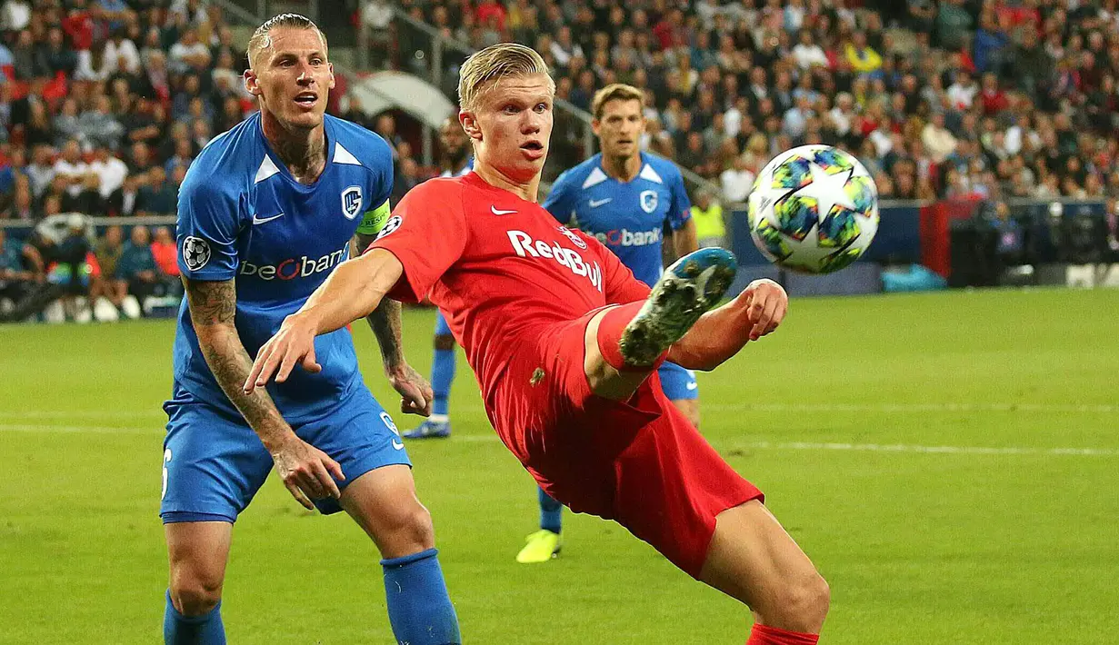 Penyerang Salzburg, Erling Haaland mengontrol bola dari kawalan bek Genk, Sebastien Dewaest selama pertandingan grup E Liga Champions di Salzburg, Austria (17/9/2019). Haaland masuk ke dalam jajaran pemain muda yang langsung bisa mencetak hattrick di laga debut Liga Champions. (Krugfoto/Apa/AFP)