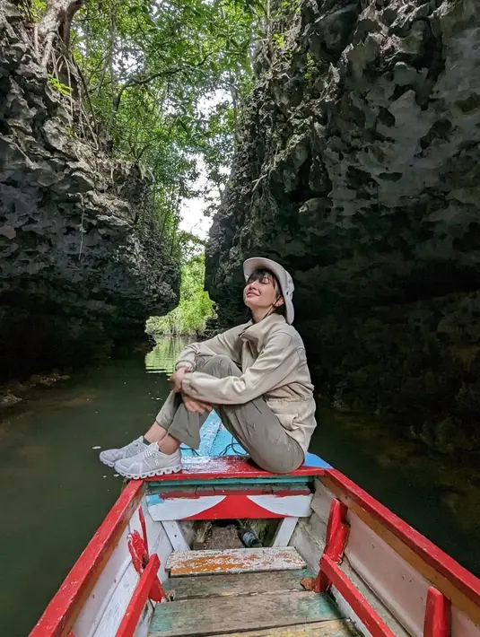 Perjalanannya menuju Rammang-rammang ini ia mulai dari jam 3 pagi dari Makassar. Namun saat sampai di lokasi, rasa lelah usai mendaki gunung ini terbayar dengan pemandangan yang indah dan menakjubkan ini. Selain Raline Shah, sudah ada beberapa selebriti yang mengunjungi tempat ini termasuk Luna Maya. (Liputan6.com/IG/@ralineshah)