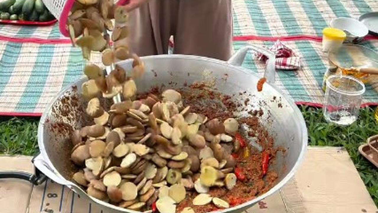 Sederet Potret Angbeen Rishi Masak Besar untuk Karyawan, dari 5 kg Jengkol - Puluhan Ikan Lele