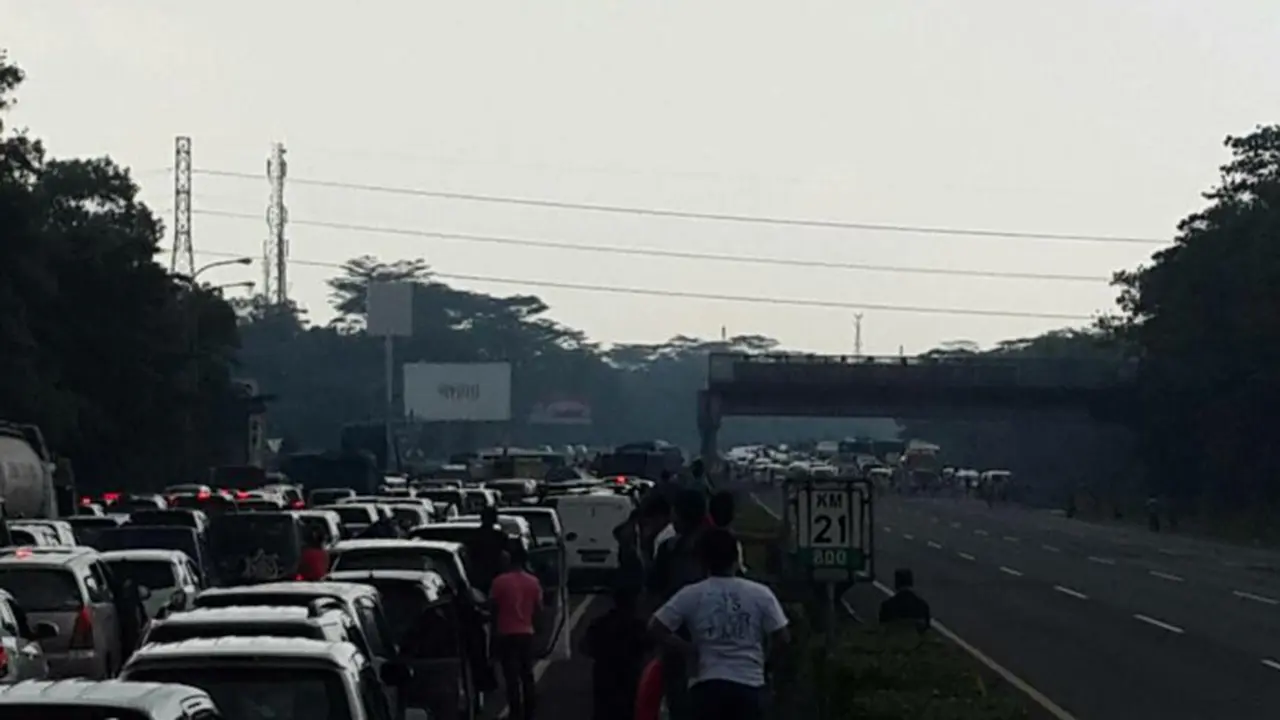 Tol Jagorawi Macet Hingga 3 Kilometer Akibat Unjuk Rasa Warga