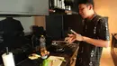 Desta menjelaskan bahwa selama ini melarang anaknya makan mie tiap hari atau terlalu sering makan mie. Sedangkan pada momen tersebut, Desta memasak sendiri untuk ketiga anaknya atau disebut dengan trio strong. [Youtube/Trio Strong Family]