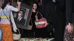 Sejumlah keluarga dan pelayat mengikuti prosesi pemakaman Guruh Soekarnoputra di TPU Karet Bivak, Jakarta Pusat, Sabtu (26/9/2026). Putra bungsu Presiden pertama RI Soekarno tersebut dimakamkan di area pemakaman keluarga, tepat di samping pusara ibundanya, Fatmawati. (KLY/Budy Santoso)