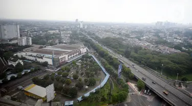 Langit mendung menyelimuti gedung bertingkat dan pemukiman warga di Jakarta Selatan, Jumat (17/4/2020). Memasuki minggu pertama Pembatasan Sosial Berskala Besar (PSBB) DKI Jakarta, kualitas udara mulai membaik karena mobilitas kendaraan bermotor menurun hampir 70 persen. (merdeka.com/Dwi Narwoko)