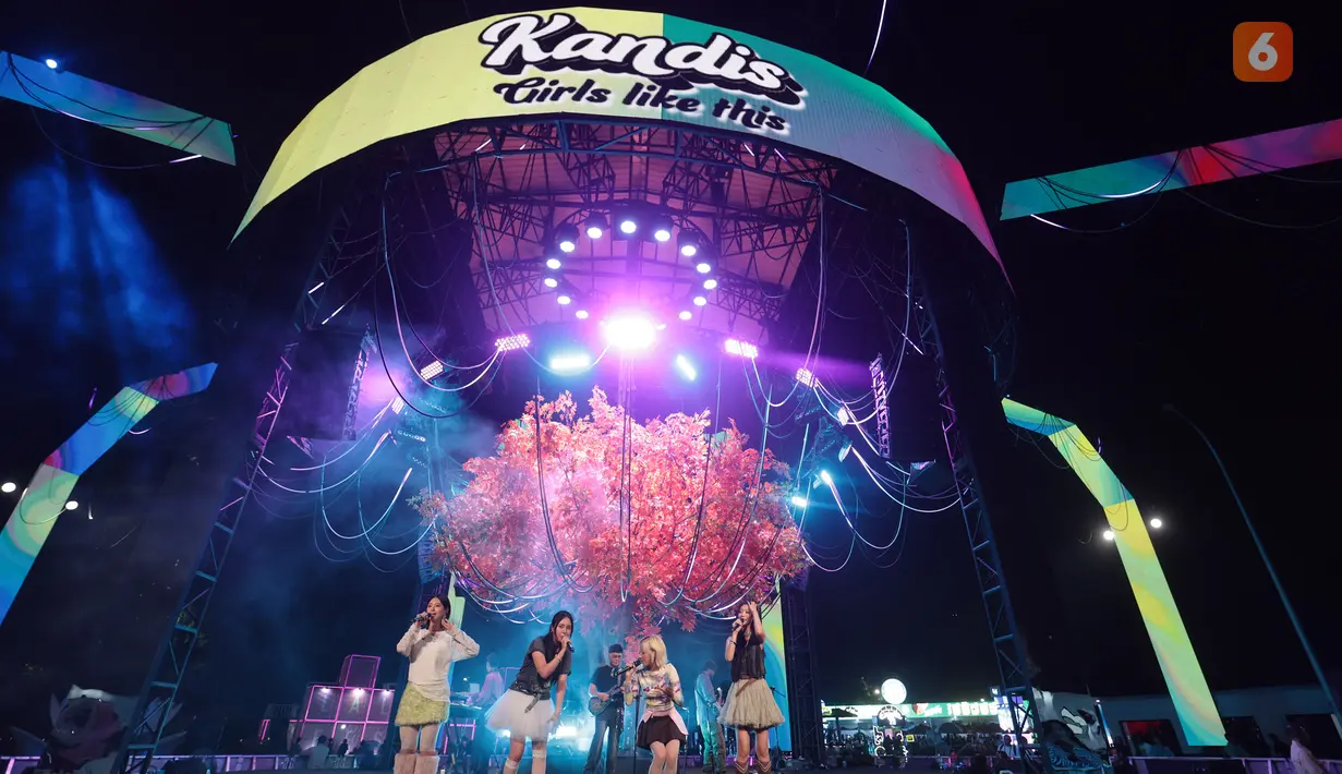 Grup musik asal Korea Selatan, Kandis, tampil enerjik dalam gelaran LaLaLa Festival 2026 di JIEXPO Kemayoran, Jakarta. Aksi panggung penuh semangat dan koreografi dinamis Kandis berhasil menghidupkan suasana serta mengajak penonton menikmati setiap penampilan mereka. (KLY/Budy Santoso)