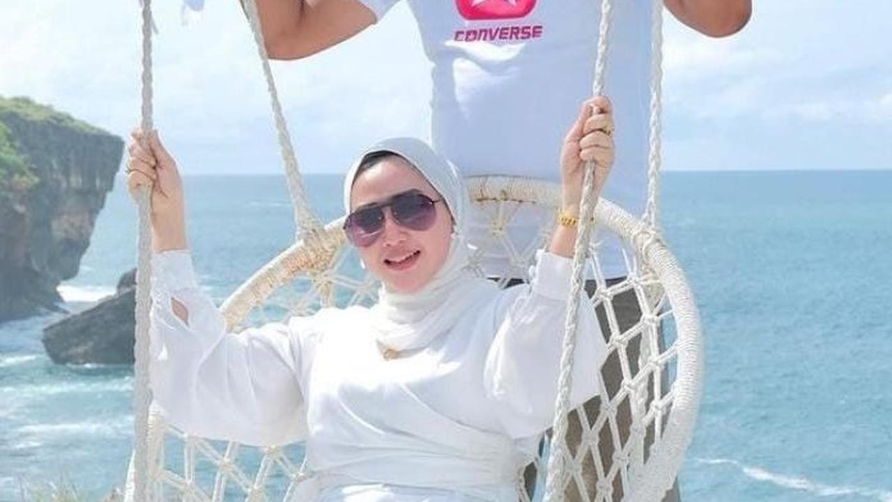 Di kesempatan lain, Luluk Nuril terlihat sedang menikmati liburan di sebuah pantai. Mereka kompak kenakan baju berwarna putih.<br>