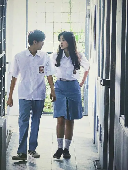 Gaya para siswinya masih memakai rok span pendek, dengan kemeja gombrong dimasukan serta ikat pinggang. Tak lupa dengan kaus kaki putih dan sepatu hitam. Dan untuk anak lelaki, tak ketinggala sepatu wariornya. (Instagram)