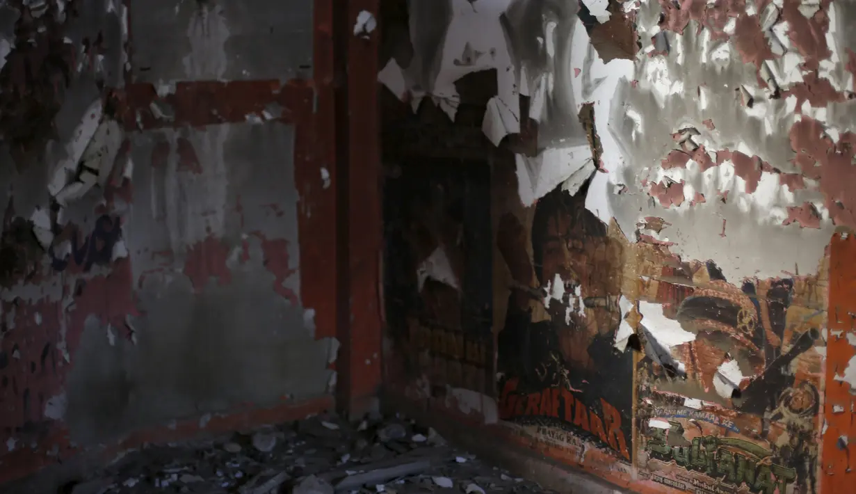 Kondisi bioskop yang rusak akibat dibakar 20 tahun lalu di Kota Gaza, Palestina, (29/2). Film Hollywood tidak diijinkan diputar disini karena dianggap tidak sopan dan tak sesuai dengan ajaran yang dipimpin gerakan Islam Hamas. (REUTERS/Suhaib Salem)