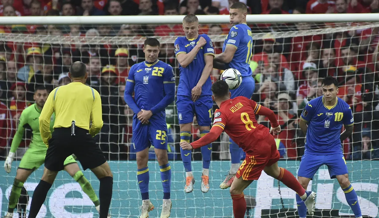 <p>Pemain Wales Harry Wilson melakukan tendangan bebas saat bertanding melawan Ukraina pada pertandingan play-off kualifikasi Piala Dunia 2022 di Stadion Cardiff City, di Cardiff, Wales, Minggu (5/6/2022). Wales menang atas Ukraina dengan skor tipis 1-0. (AP Photo/Rui Vieira)</p>