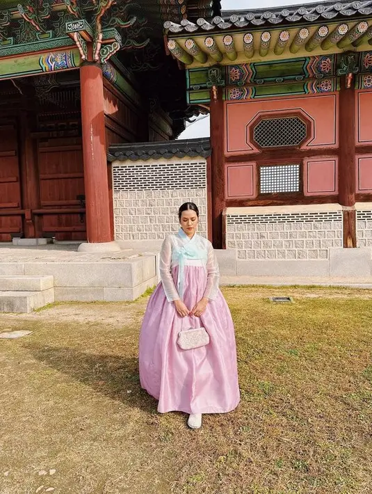 <p>Ketika mengenakan hanbok, Raisa terlihat begitu cantik memesona. Beberapa artis dan penggemar pun memberikan pujian kepada Raisa. [Foto: instagram.com/raisa6690]</p>