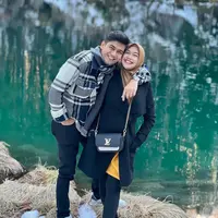 Tampilan serba hitam dengan dress mustard dan hijab cokelat yang memberi penyegaran agar gaya all-black jadi tak membosankan (Foto: Instagram @teukuryantr)