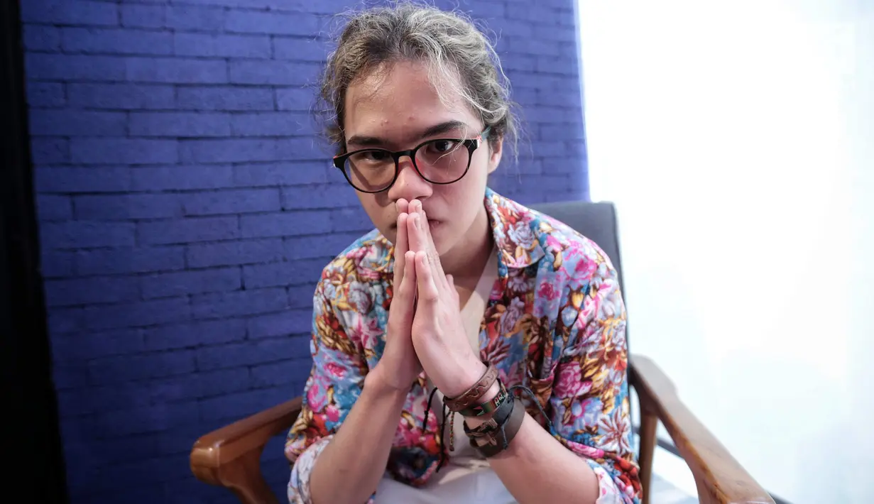 Abdul Qodir Jaelani alias Dul Jaelani berpose saat berkunjung ke kantor KLY, Gondangdia, Jakarta, Jumat (7/9). Lirik lagu "Taklukkan Dunia" diciptakan Dul Jaelani saat dirinya ditinggal oleh cewek yang disukai. (Liputan6.com/Faizal Fanani)