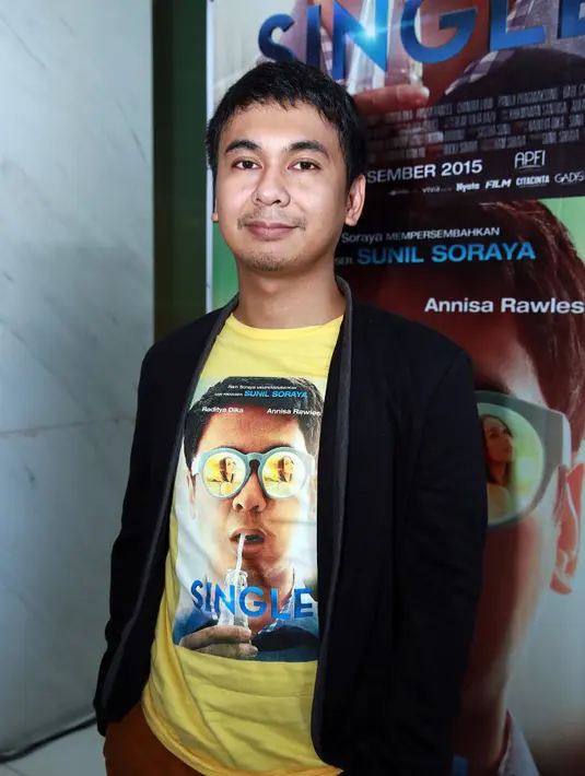 Karena sang adik ingin menikah, Ebi pun mencari pacar untuk dibawa ke kawinan Alva. Agar harga dirinya di depan ibunya masih bisa diselamatkan.   (Deki Prayoga/Bintang.com)