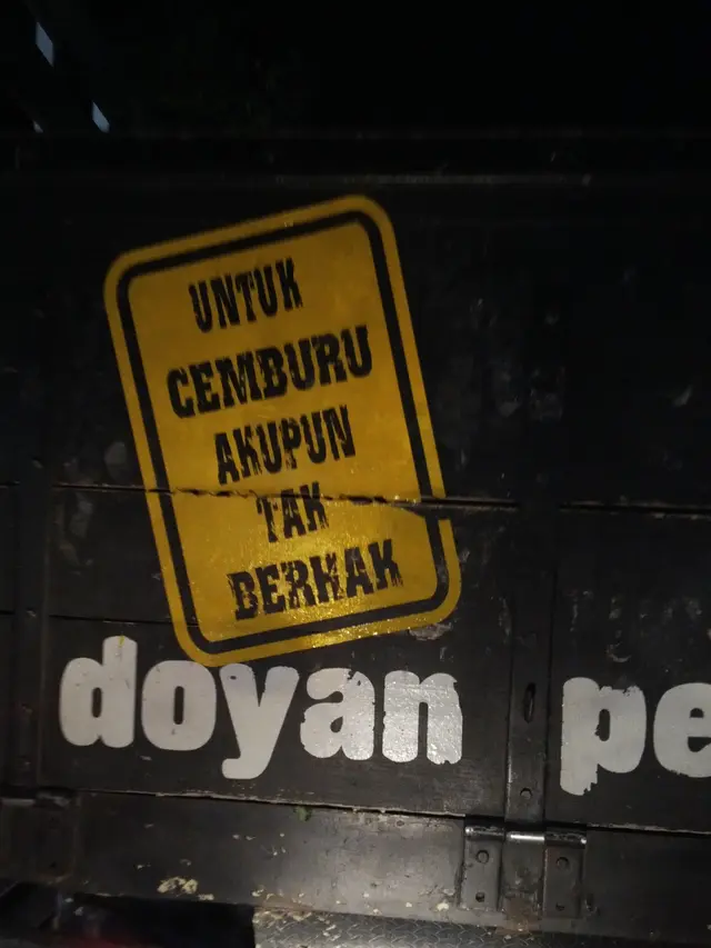 Tulisan Galau di Bak Truk