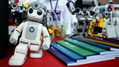 Sejumlah miniatur robot dipamerkan saat pameran Riset dan Inovasi atau InaRI expo 2022 di  Inovation Convention Center, Cibinong Science Center, Kabupaten Bogor, Kamis (27/10/2022). InaRI Expo 2022 mengusung tema “Digital, Blue, & Green Economy: Riset dan Inovasi untuk Kedaulatan Pangan dan Energi”. (Liputan6.com/Helmi Fithriansyah)