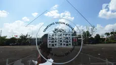 Seorang anak membuang sampah di Kampung Akuarium di wilayah Penjaringan, Jakarta Utara, Jumat (21/8/2020). Pembangunan kampung susun Akuarium nantinya dibangun di tanah seluar 10.300 meter persegi dengan total 241 unit hunian. (merdeka.com/Imam Buhori)