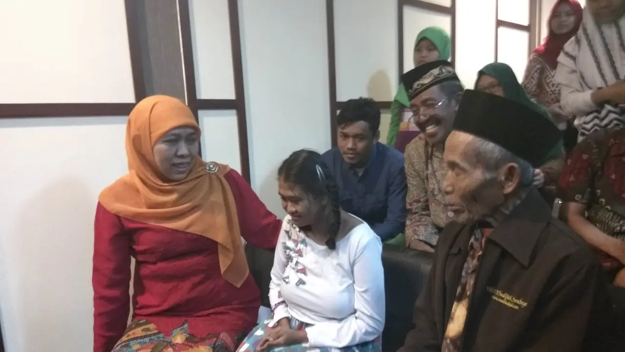 Perjuangan Pria Tua Seorang Diri Rawat Putrinya yang Disabilitas