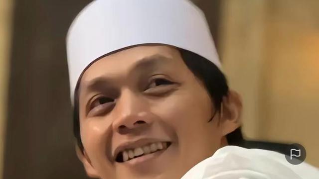 Gu Iqdam berpeci putih