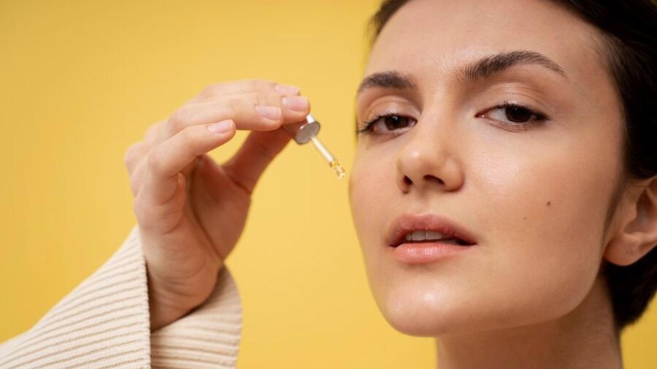 Face oil memiliki tekstur lebih ringan daripada krim wajah dan mudah menyerap pada kulit.