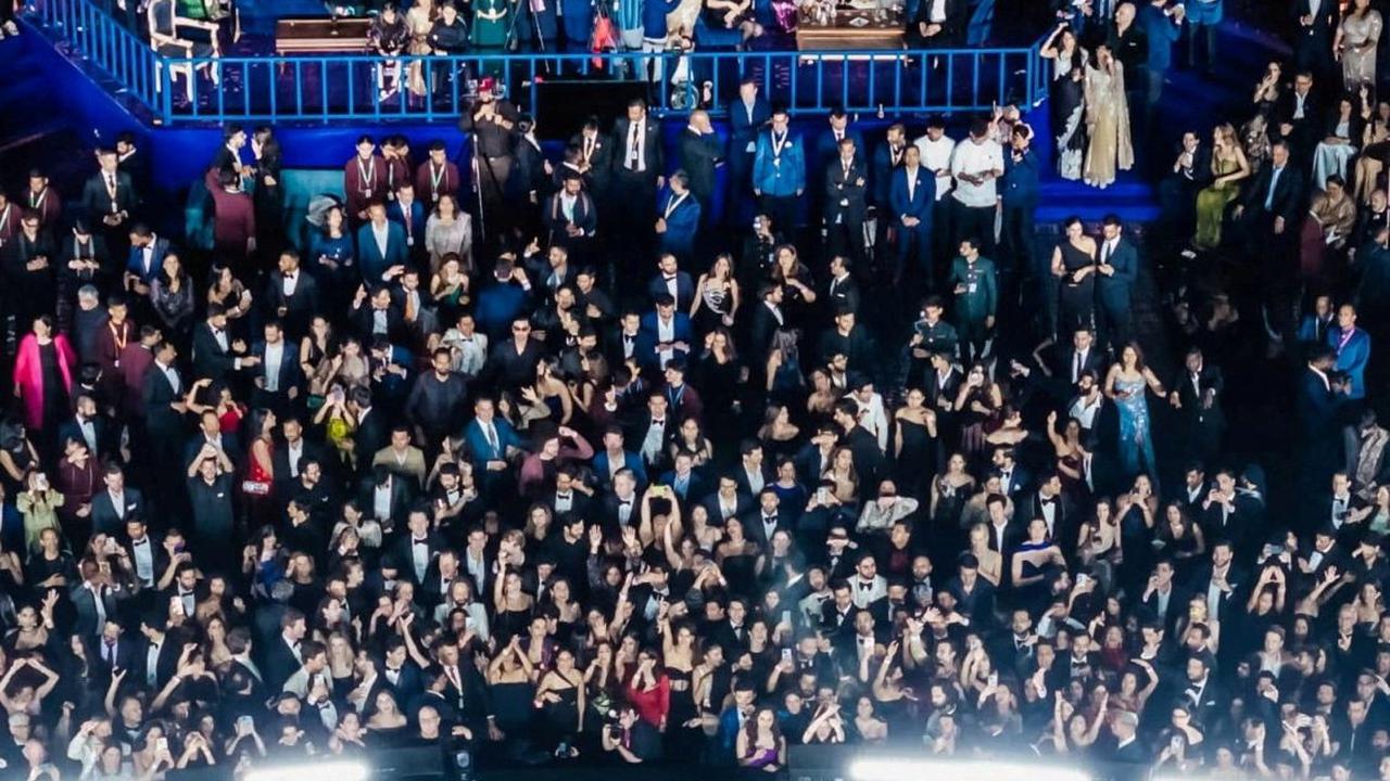 Pesta pra pernikahan ini juga menjadi salah satu ajang pertemuan para selebriti Bollywood terbesar. Mereka tampil dalam balutan busana mewah dan glamor hingga memancarkan aura kekayaan. Simak penampakannya:<br>