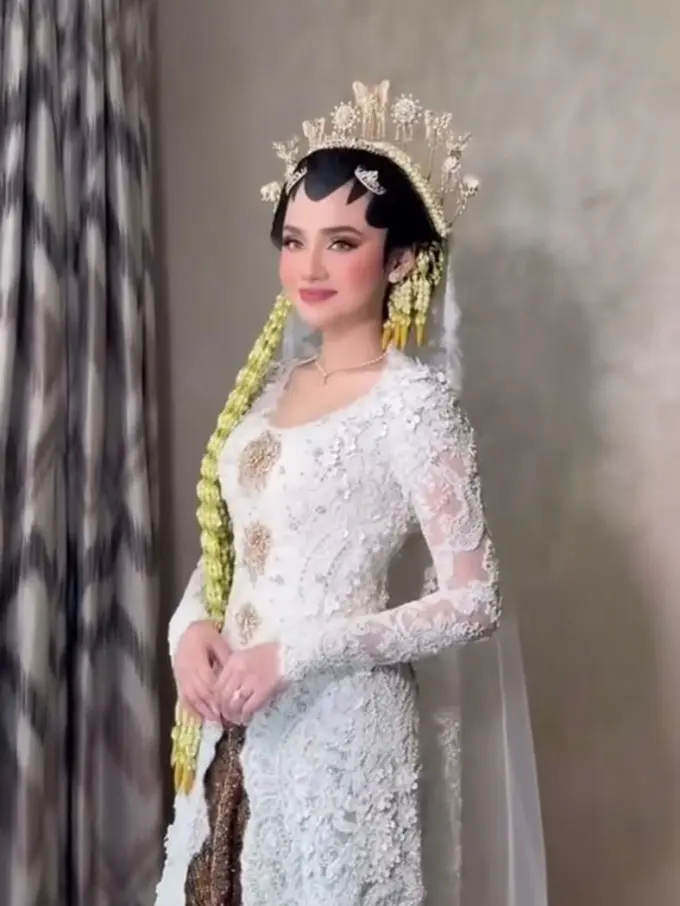 Resmi Menikah dengan El Rumi, Pesona Syifa Hadju dalam Kebaya Putih dan Paes Jawa Bikin Terpukau