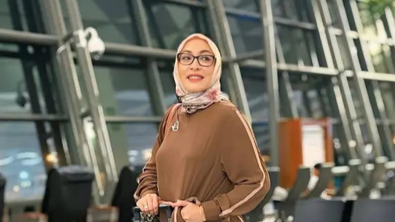 5 Inspirasi Outfit Bandara ala Angelina Sondakh, Tampil Feminin dan Profesional