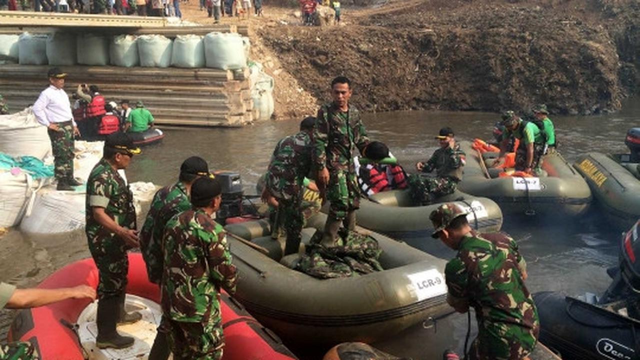 Lomba panjat pinang meriahkan Pesta Rakyat di Ciliwung