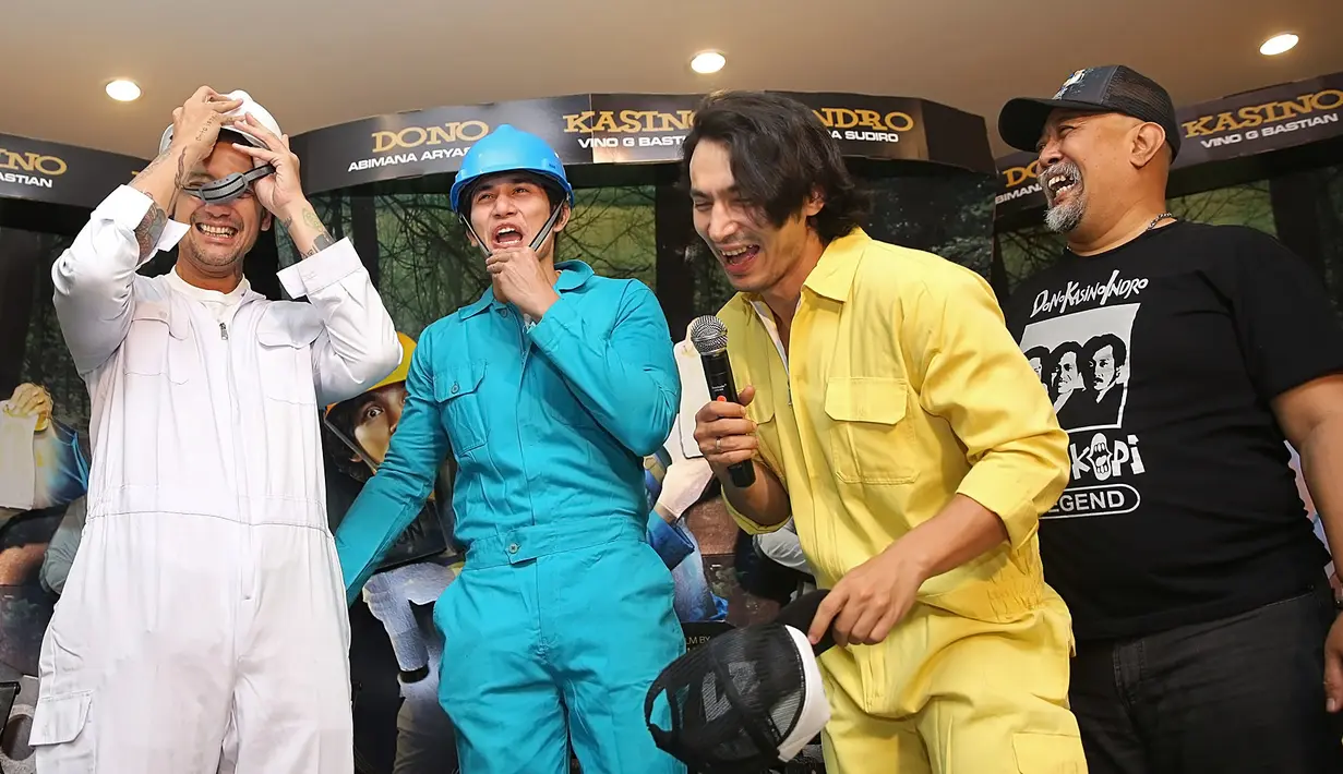 Tidak hanya itu, selama Tora berada di tahanan, Indro lah yang memakai baju putih yang biasa dikenakan Tora memerankan karakter Indro di film Warkop DKI Reborn. Sekarang, Tora sudah kembali dan Indro pun mengembalikannya. (Bambang E.Ros/Bintang.com)